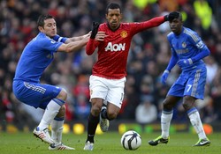 Frank Lampard menghadang serangan Nani. Reuters/Russell Cheyne.