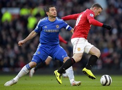 Wayne Rooney berusaha melewati Frank Lampard. Dalam pertandingan ini, Rooney membobol gawang Chelsea di menit ke-11. Reuters/Russell Cheyne.
