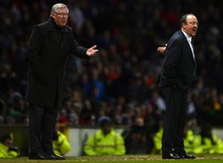 Alex Ferguson (kiri) dan Rafael Benitez (kanan) terus memberikan arahan. Reuters/Russell Cheyne