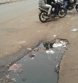 Hati-hati! Banyak Lubang Berbahaya di Jalan Kramat Raya dan Senen Raya