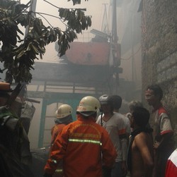 Warnet Terbakar di Belakang RS Carolus, 20 Mobil Pemadam Dikerahkan