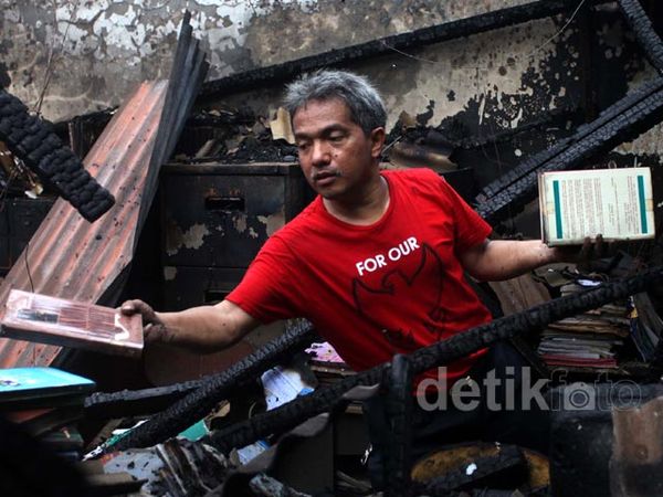 Bersih-bersih Sekolah Usai Kebakaran