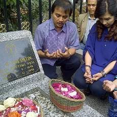Jelang KLB PSSI, Menpora Ziarah ke Makam Soeratin