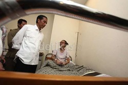 Jokowi Tinjau Rumah Warga yang Terbakar di Salemba