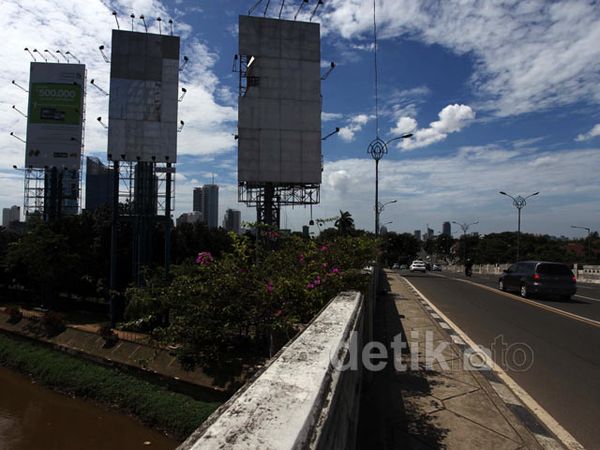 Papan Reklame di Pinggir BKB Masih Berdiri