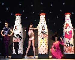  Marc Jacobs Perkenalkan Desain Botol Diet Coke Pertamanya