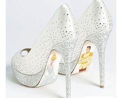 Uniknya High Heels dengan Sol Sepatu Bergambar Karakter Disney