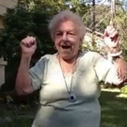 Joget Latah Nenek 88 Tahun Ini Jadi Bintang di YouTube