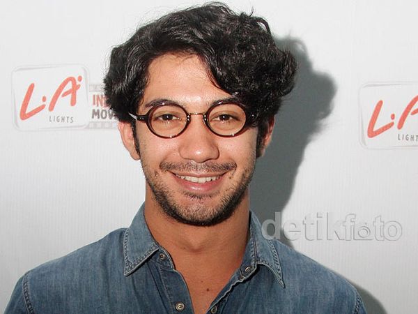 Senyuman Si Tampan Reza Rahadian