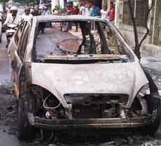 Mercedes-Benz Ludes Terbakar di Dinoyo