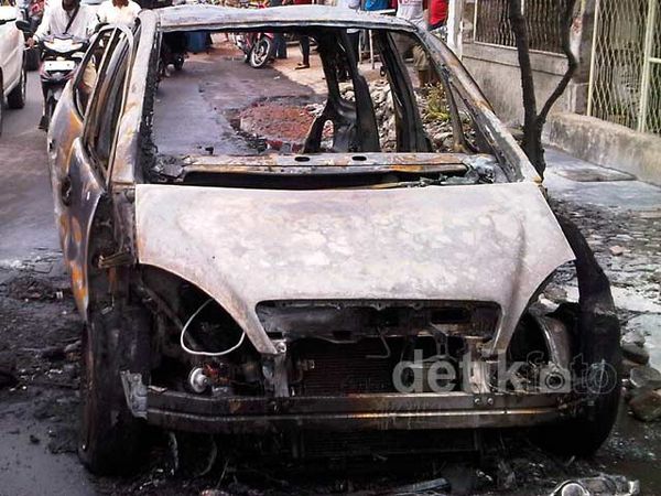 Mercedes-Benz Hangus Terbakar