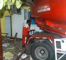 Hindari Kucing, Truk Tangki Pertamina Tabrak Rumah Warga