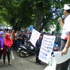 Tuntut Uang Pensiun, Eks Karyawan PT DI Demo di PN Bandung