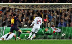 Lionel Messi membobol gawang AC Milan. AFP/LLuis Gene.