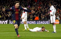 Lionel Messi merayakan gol yang dicetaknya. Dalam pertandingan ini, Messi dua kali membobol gawang AC Milan. Gol tersebut dibuatnya di menit ke-5 dan 40. Reuters/Albert Gea.