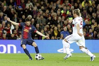 David Villa melepaskan tembakkan yang berbuah gol ke gawang AC Milan di menit ke-55. Reuters/Gustau Nacarino.