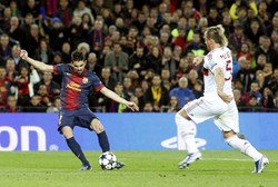 David Villa melepaskan tembakkan yang berbuah gol ke gawang AC Milan di menit ke-55. Reuters/Gustau Nacarino.