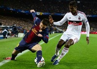 Lionel Messi berusaha melewati Kevin Constant. AFP/Javier Soriano.