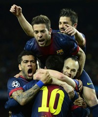 Para pemain Barcelona merayakan kemenangan. Dengan hasil tersebut Barcelona lolos ke perempatfinal Liga Champions. AFP/Javier Soriano.