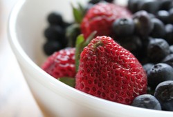 Sarapan Strawberry dan Blueberry Mampu Turunkan Kadar Kolesterol