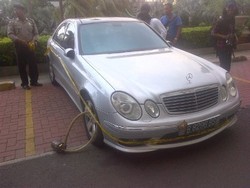 Mobil Mercy & Mazda di TKP Mutilasi Ancol Digeledah Polisi