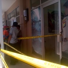 Tim INAFIS Membawa Satu Bungkus Plastik Besar dari TKP