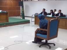 Masuk ke Ruang Sidang, Neneng Didorong di Atas Kursi Kantor Beroda