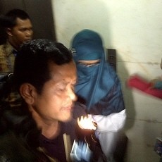 Pakai Kerudung Hijau, Neneng Tiba di Pengadilan Tipikor