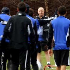 Benitez Bakal Turunkan Tim Terkuat