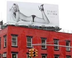 Kate Moss Pose Nyaris Tanpa Busana di Billboard Iklan Sepatu