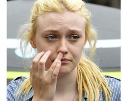 10 Foto Selebriti Paling Memalukan, Hisap Jempol Sampai Ketiak Basah