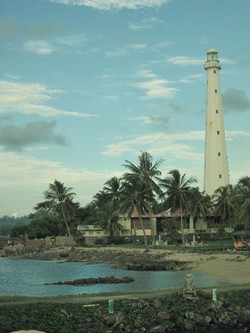 Tegak memantau laut di pantai Anyer