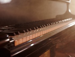 Piano Anda... Mungkin Perlu Dibuatkan Paspor