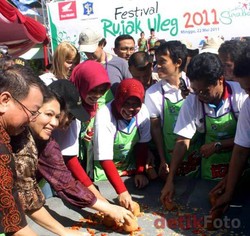  Yang Unik di Surabaya, Festival Rujak Uleg!
