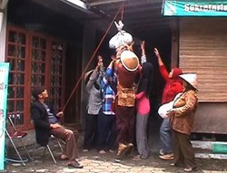 Tercekik Harga Bawang, Ibu Rumah Tangga di Bantul Unjuk Rasa Unik