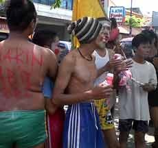 Belasan Badut Gembosi Mobdin Anggota DPRD Lamongan