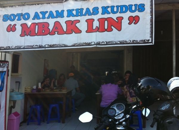 Ayo, Nyoto di Warung Soto Kudus Mbak Lin