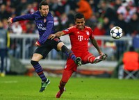 Santi Cazorla yang mendapat pengawalan ketat dari Luiz Gustavo berusaha menerobos pertahanan Bayern Munich. Reuters/Michael Dalder.