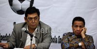 Dua politisi DPR RI Utut Adianto (kiri) dan Dedi Gumelar (kanan), hadir sebagai pembicara, dalam acara diskusi Publik Sepakbola 2013, di Jakarta, Kamis (14/03).