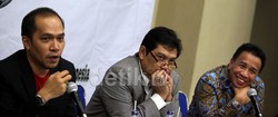 Masih menurut para nara sumber, sepakbola seakan-akan dirampok dari masyarakat karena kepentingan dari orang-orang yang tidak bertanggung jawab.
