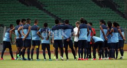 Tampak Pelatih timnasasal Argentina, Luis Manuel Blanco memimpin sesi latihan.