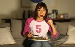 6 dari 10 Orang Ternyata Senang Makan di Depan TV 