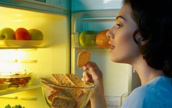 Hati-hati Ngemil Tengah Malam Bikin Tubuh Cepat Melar!