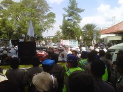 Ratusan Anggota FPI Demo Balai Kota Depok, Desak Penutupan Tempat Maksiat