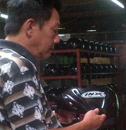 Menengok Lebih Dalam Bengkel Helm INX yang Kini Terancam Bangkrut