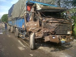Tabrak Truk Elpiji, Sopir Truk Gandeng Terjepit Selama 1 Jam