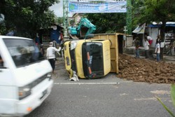 Diduga Rem Blong, Truk Pengangkut Tanah Seruduk Salon, Mobil & Motor