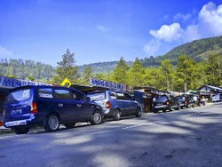 Komunitas Hyundai Trajet Bersihkan Pantai Anyer