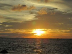 Akhir Pekan di Anyer, Jangan Lewatkan Sunset Kerennya!