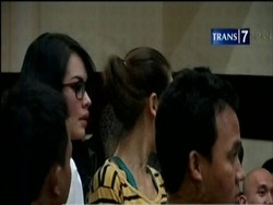 Luna Maya Salah Masuk, Hakim Tidur Terbangun